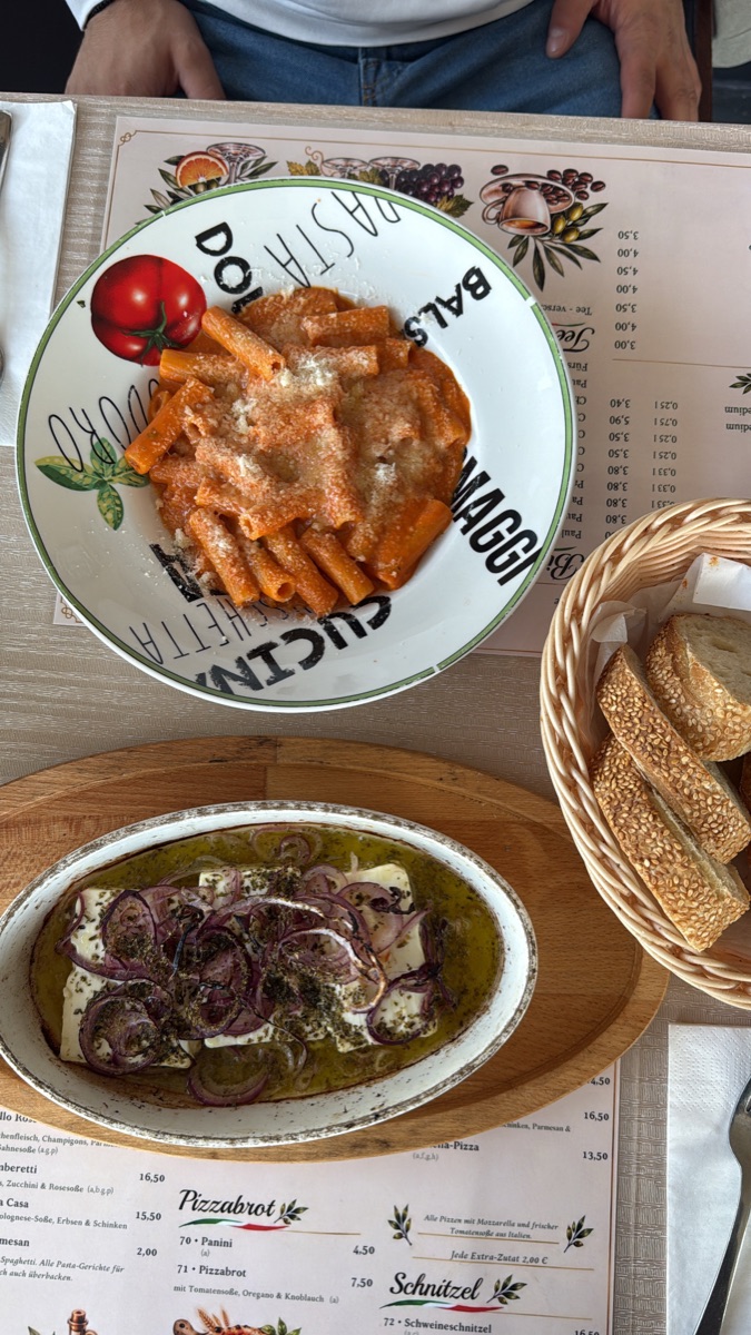 Rigatoni und Antipasti frisch am Tisch serviert
