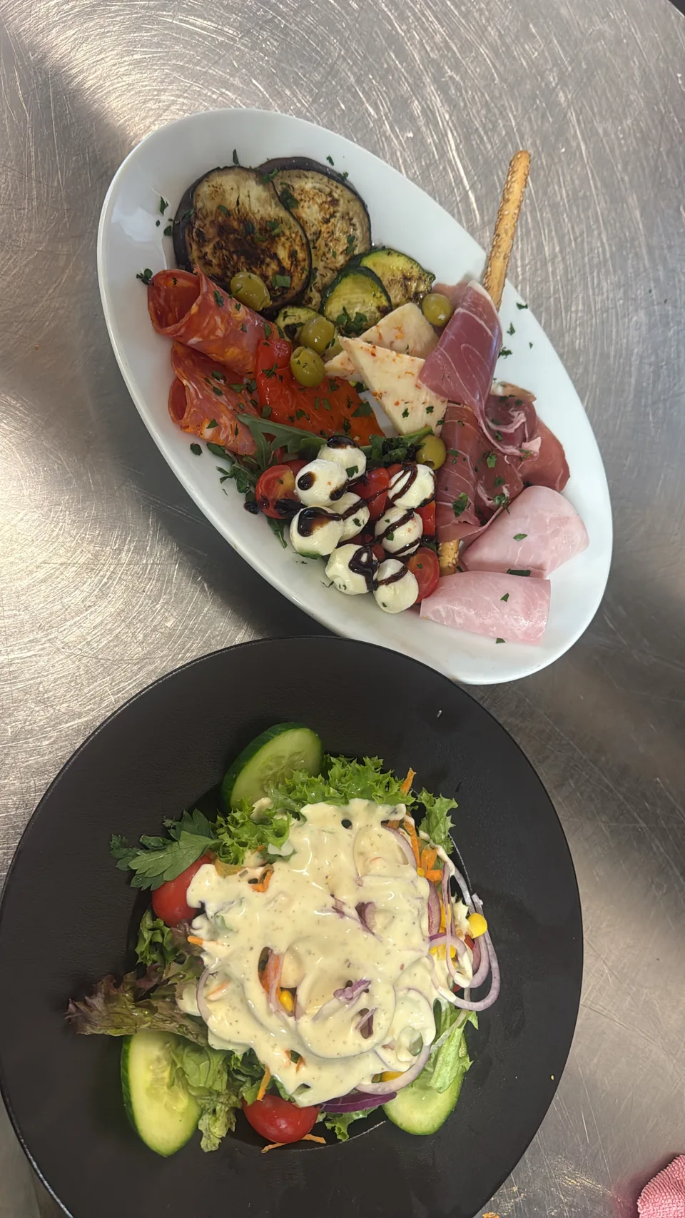 Antipasti und frische Salate