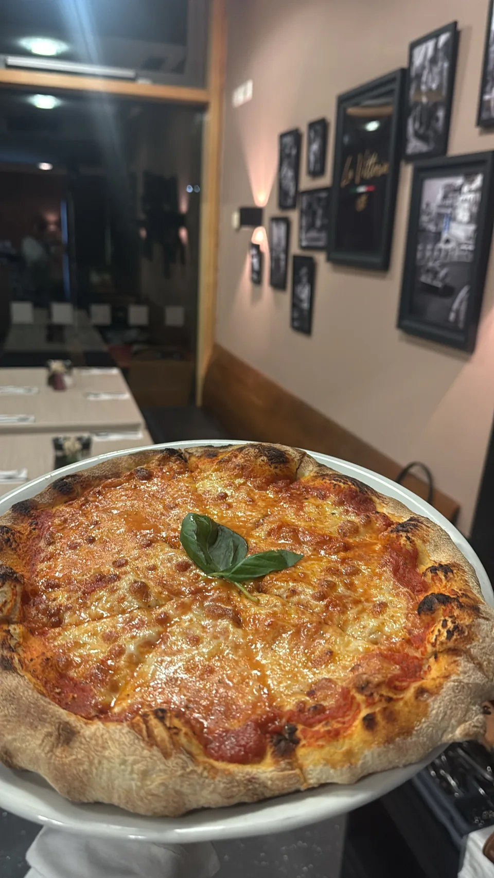 Frisch gebackene Pizza Margherita