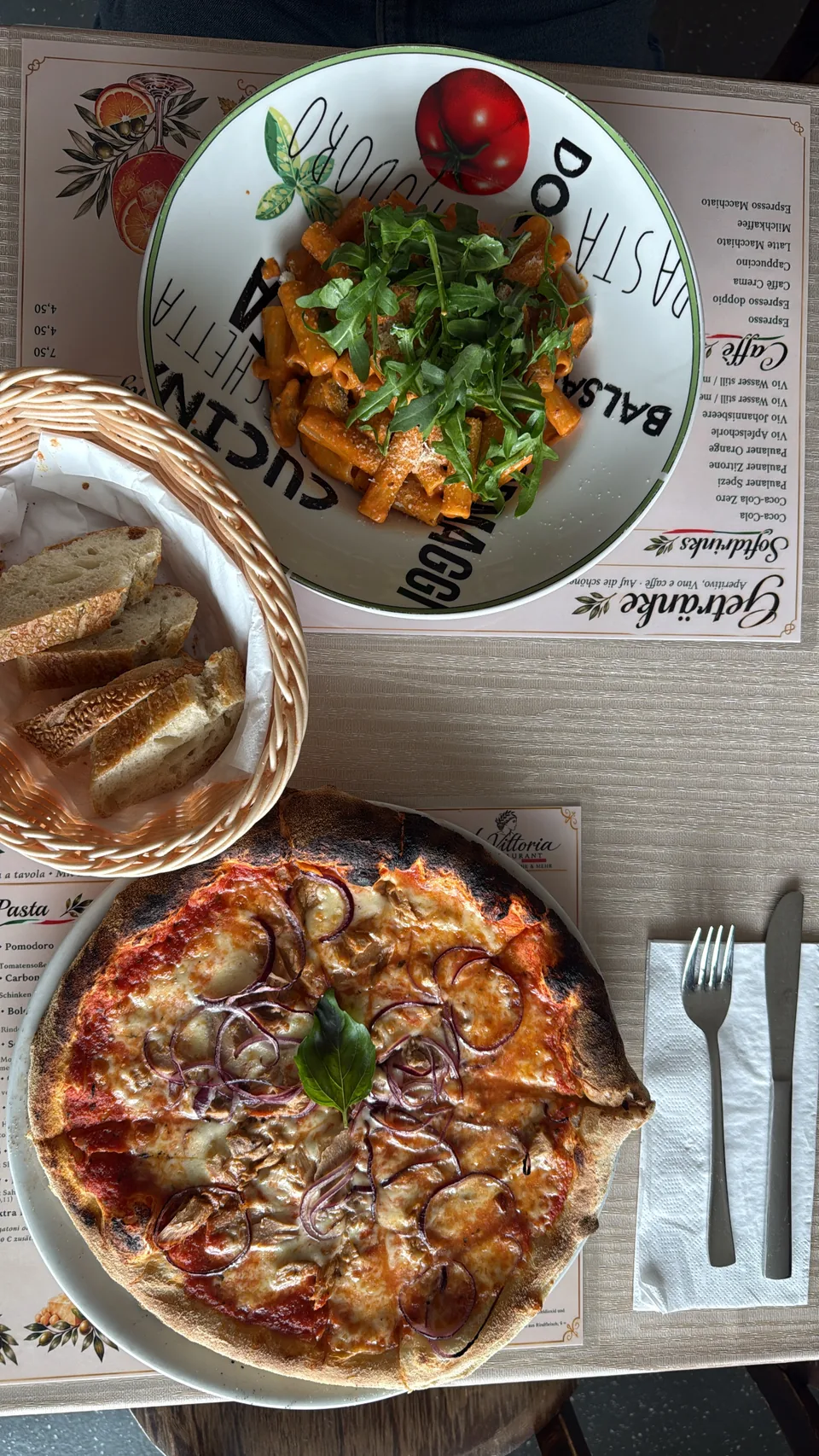 Pizza und Pasta frisch serviert