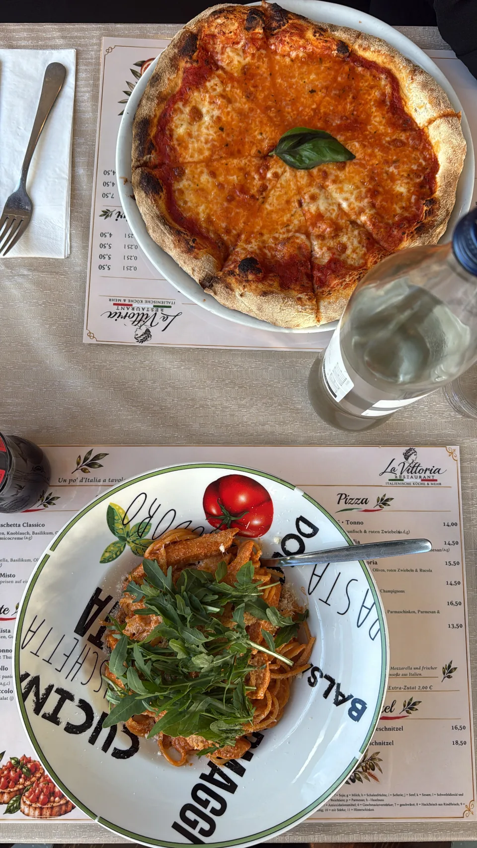 Pizza und Pasta am Tisch