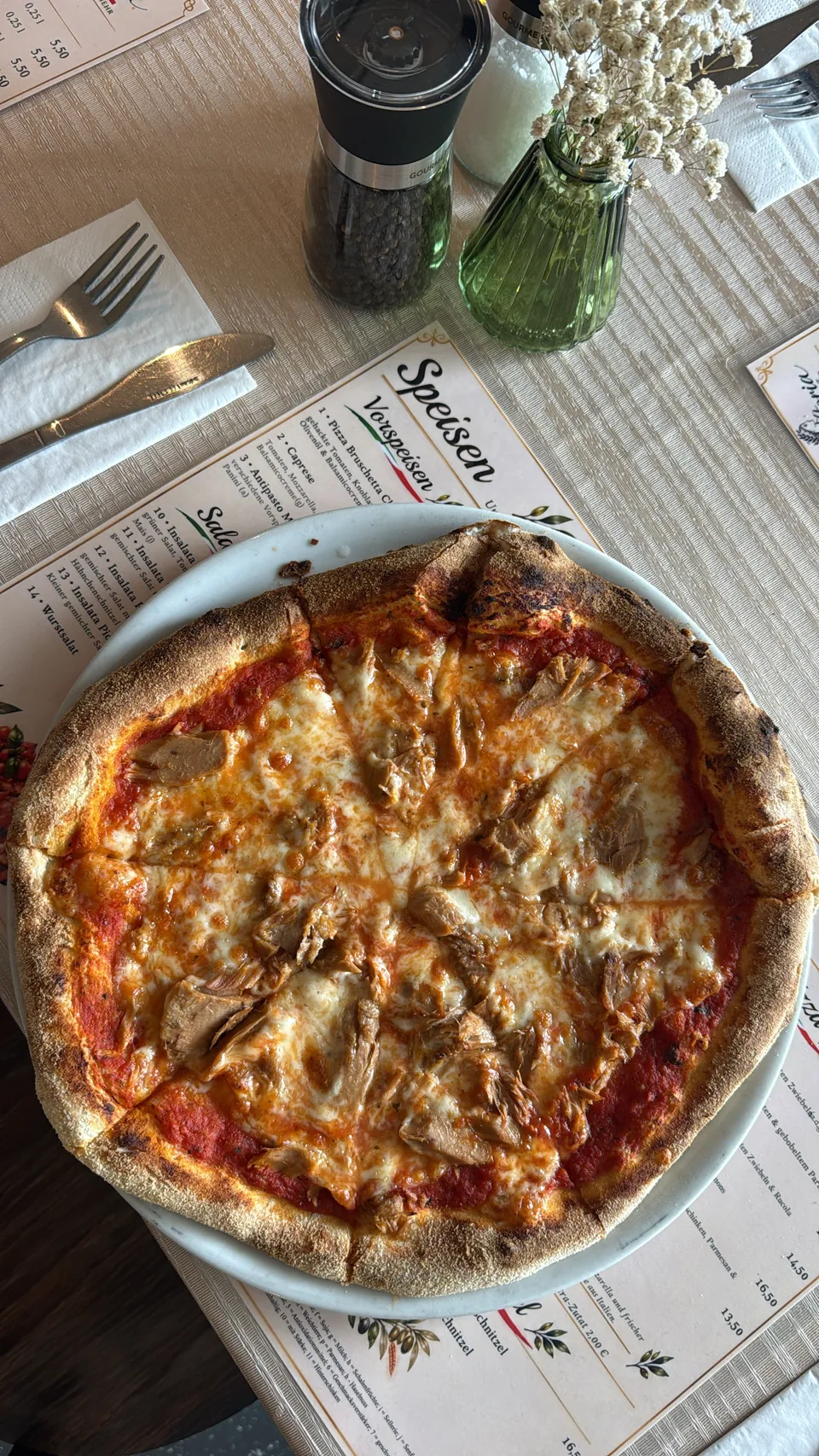 Pizza Tonno mit geschmolzenem Käse