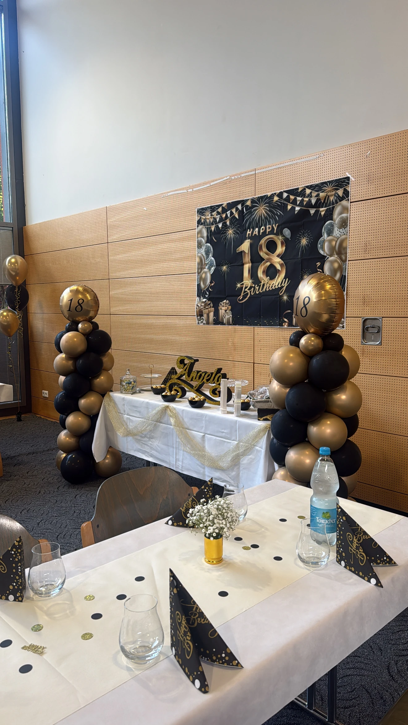 Dekoration zum 18. Geburtstag mit goldenen und schwarzen Ballons in unserer Halle