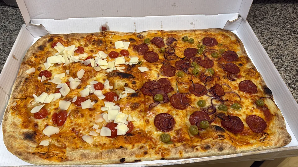 Großes Pizza-Blech mit verschiedenen Belägen