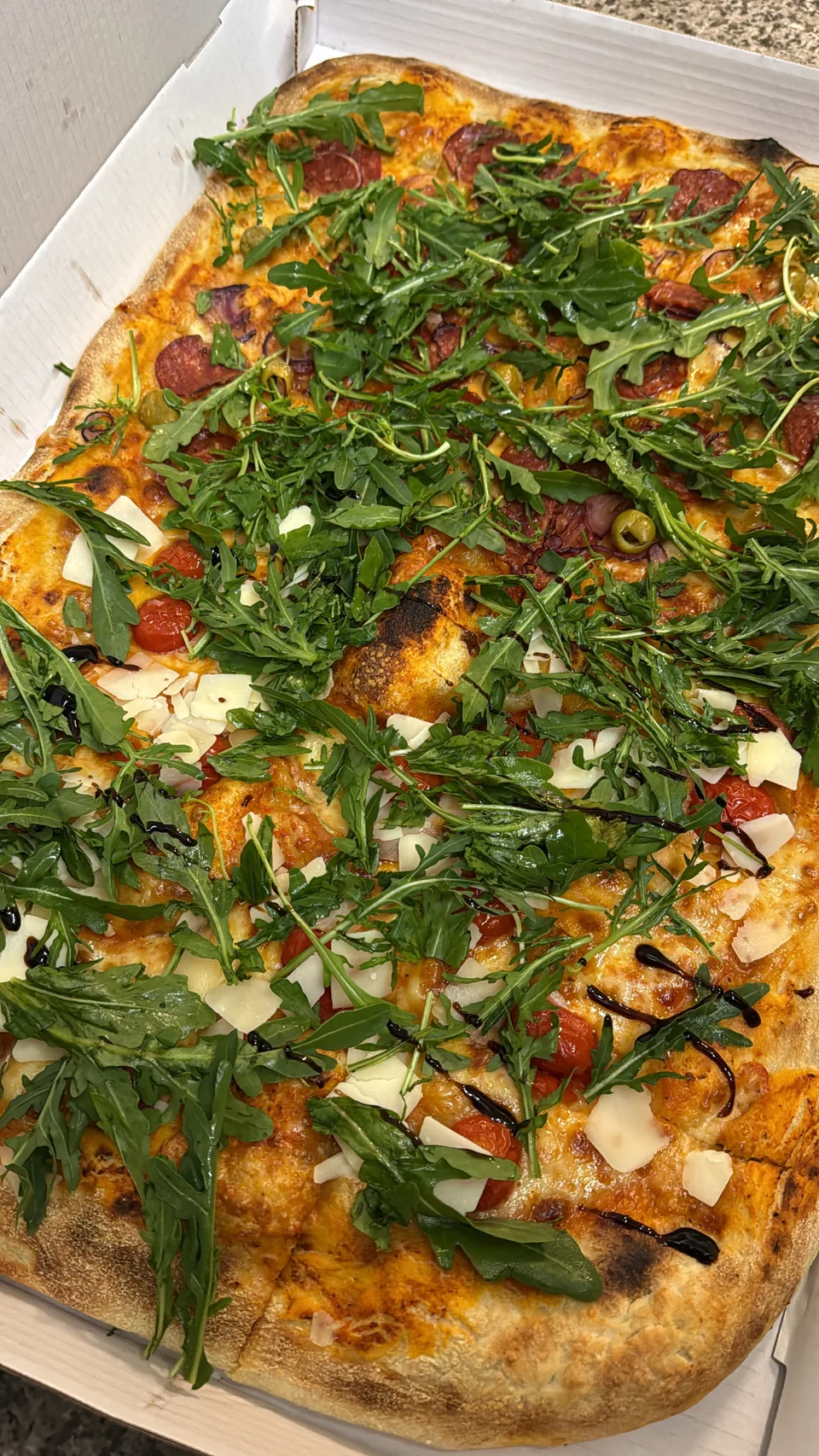 Großes Pizza-Blech mit Rucola und Parmesan